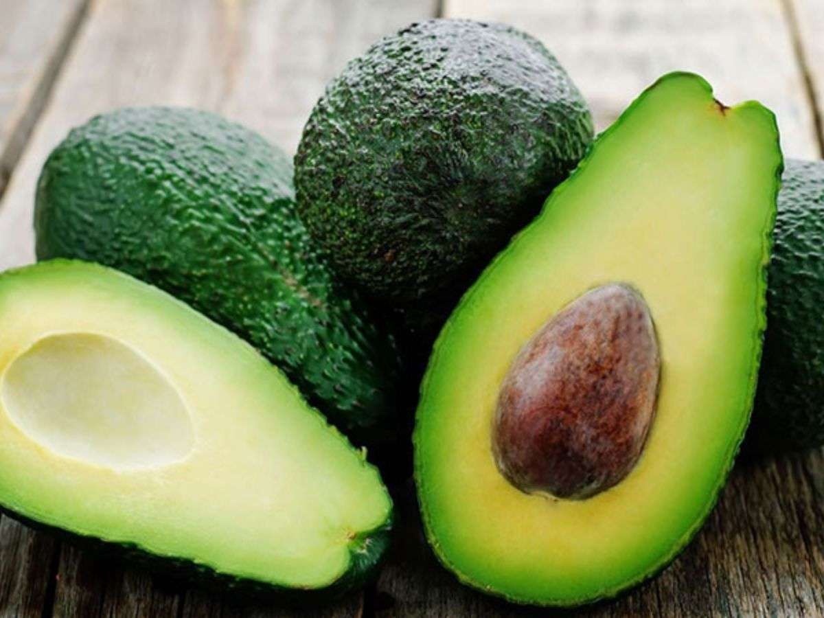Bơ giàu chất béo tốt, kali, vitamin E, K và chất xơ hỗ trợ tim mạch và tiêu hóa