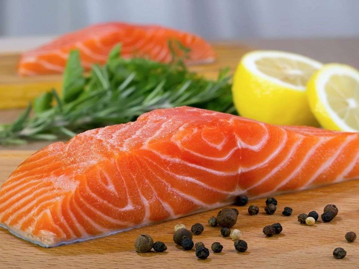 Cá hồi giàu protein và Omega-3 giúp chống viêm, hỗ trợ phục hồi cơ bắp