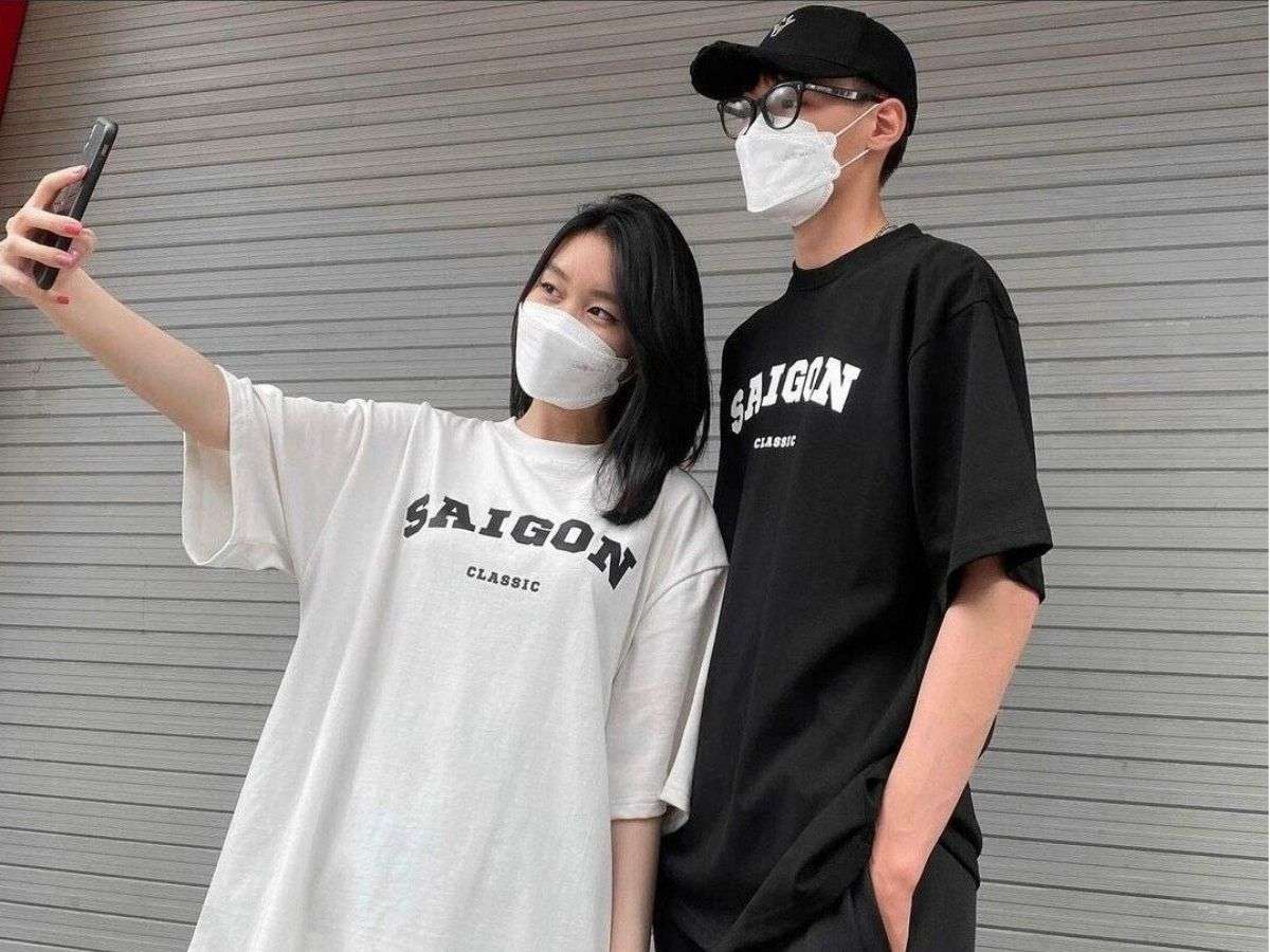 Bạn sẽ dễ dàng nhận ra áo thun tay lỡ nhờ độ dài tay áo đặc trưng
