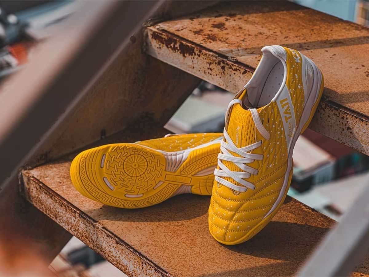 Giày đá bóng IC dành cho sân futsal