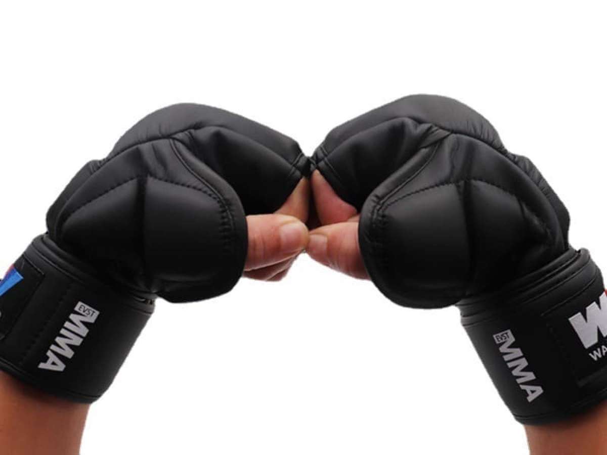 Găng tay thi đấu MMA có lớp đệm mỏng và thiết kế tối giản