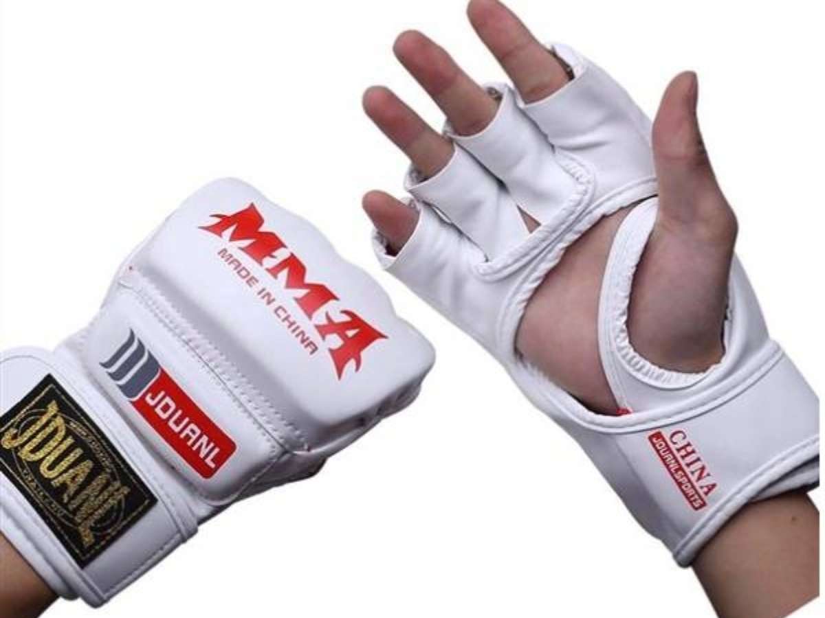 Găng tay MMA cho đối luyện thường có đệm dày và nặng hơn