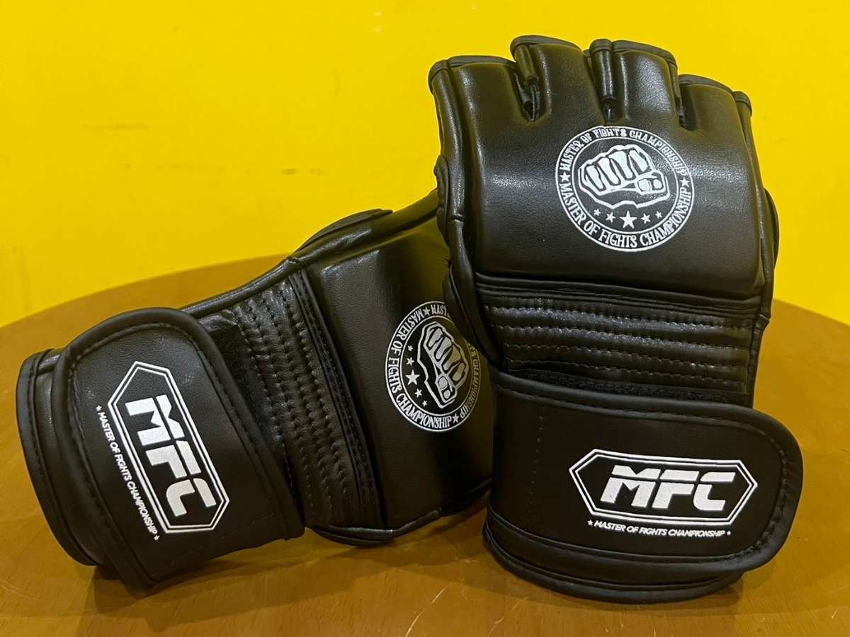 Găng tay MMA làm từ da tổng hợp với bề mặt nhẵn bóng, thể hiện sự đơn giản và dễ dàng vệ sinh