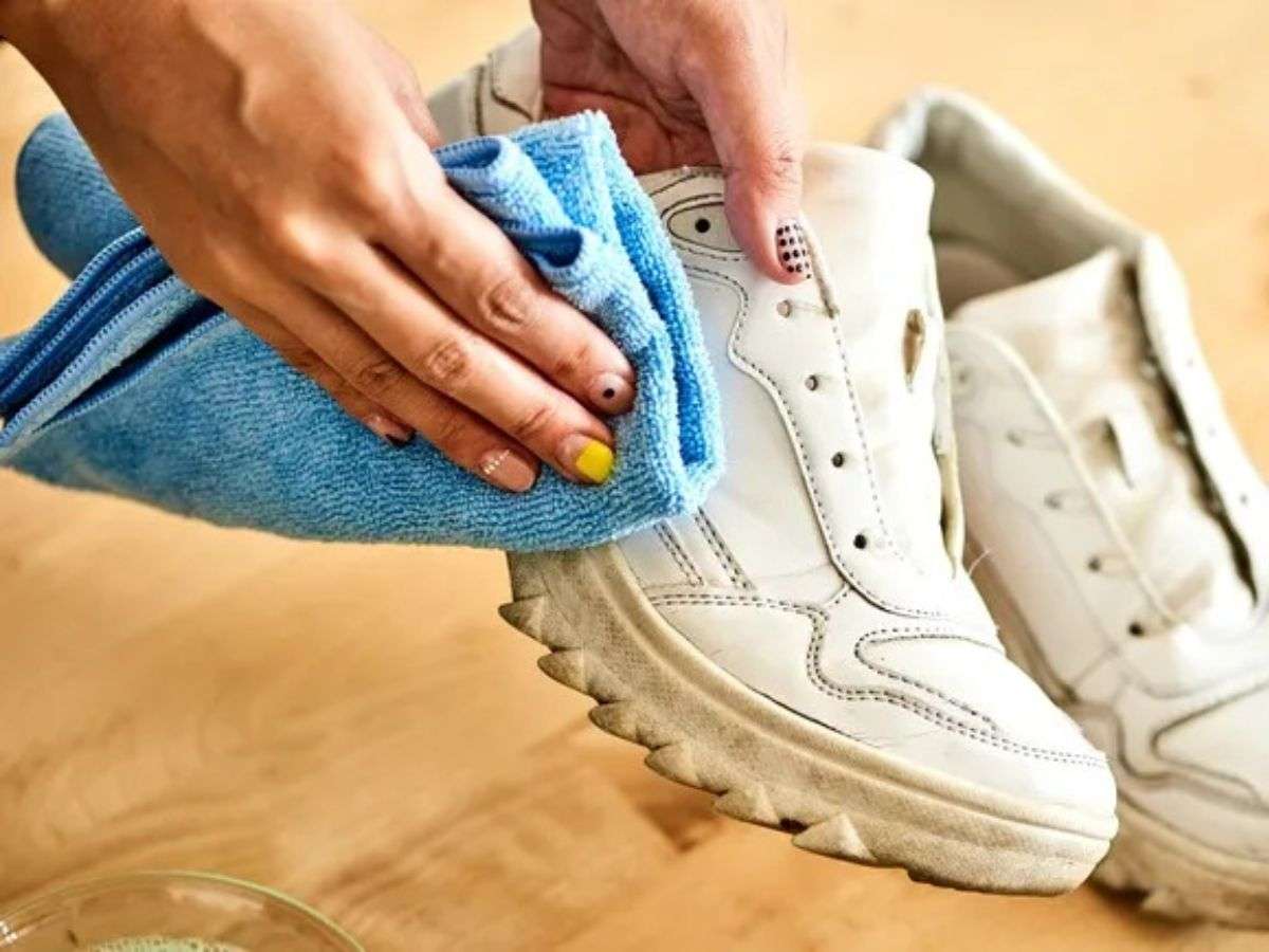  Dùng khăn ẩm lau giày sau mỗi lần sử dụng