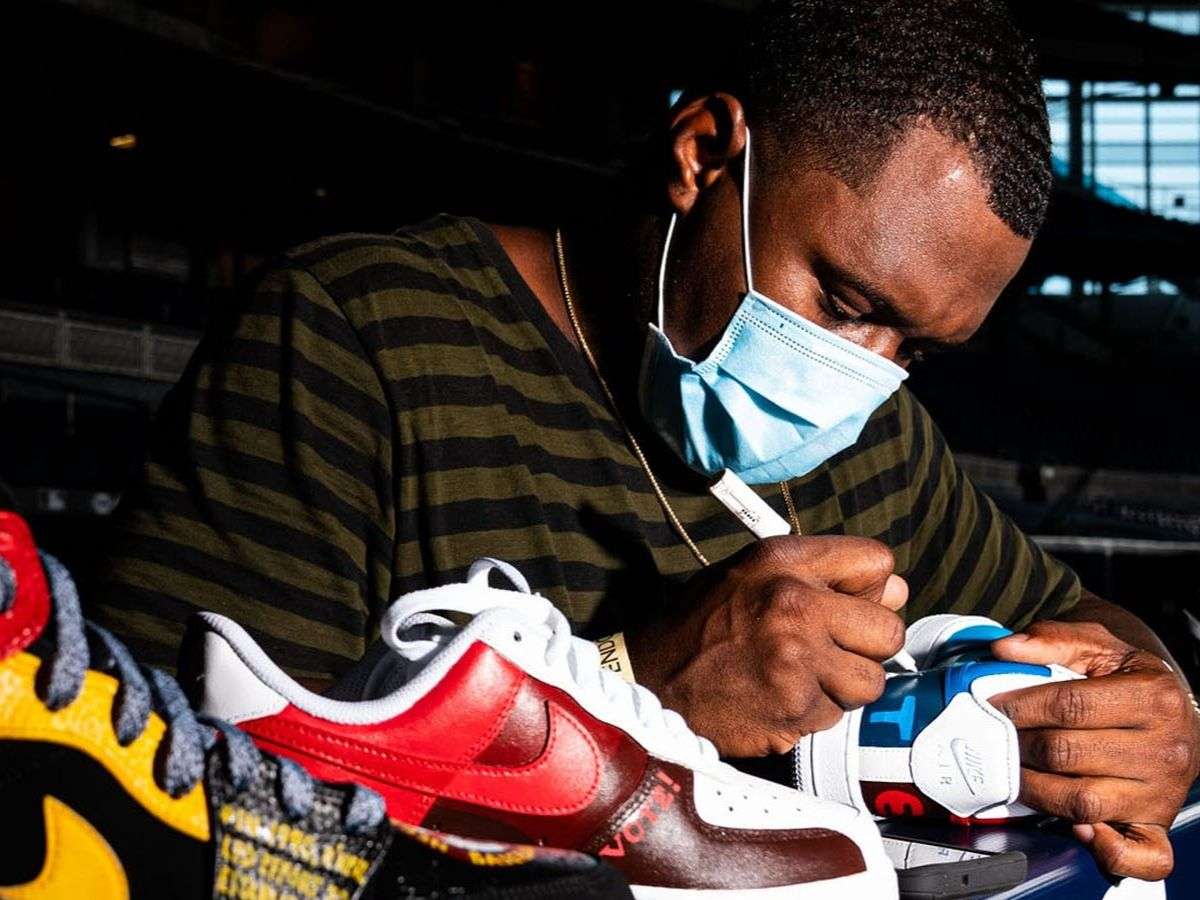 Custom sneaker hay còn gọi là custom giày