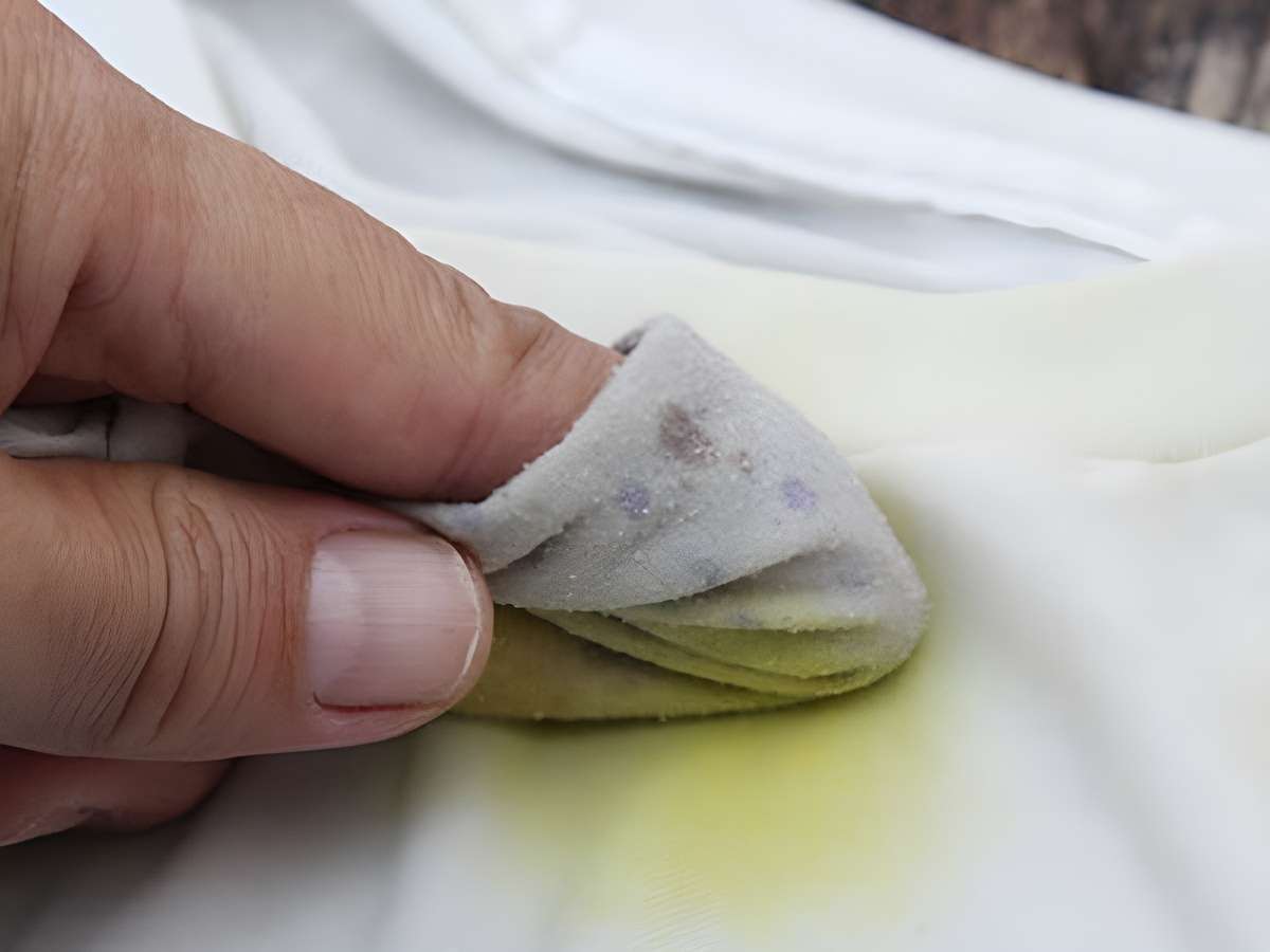 Làm sao để xử lý vết ố vàng trên võ phục trắng?