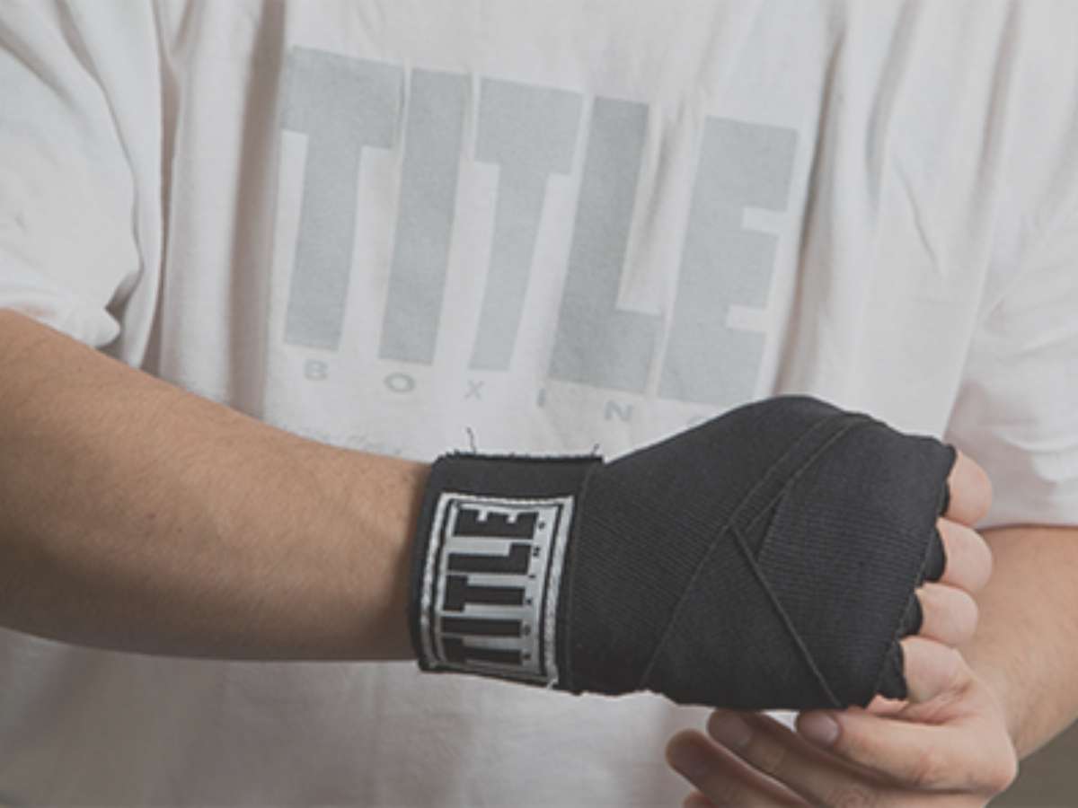 Cố định cổ tay và kết thúc cách quấn băng tay boxing