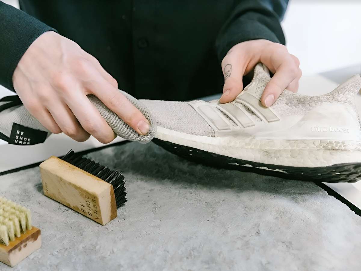 Cách vệ sinh giày da dệt kim