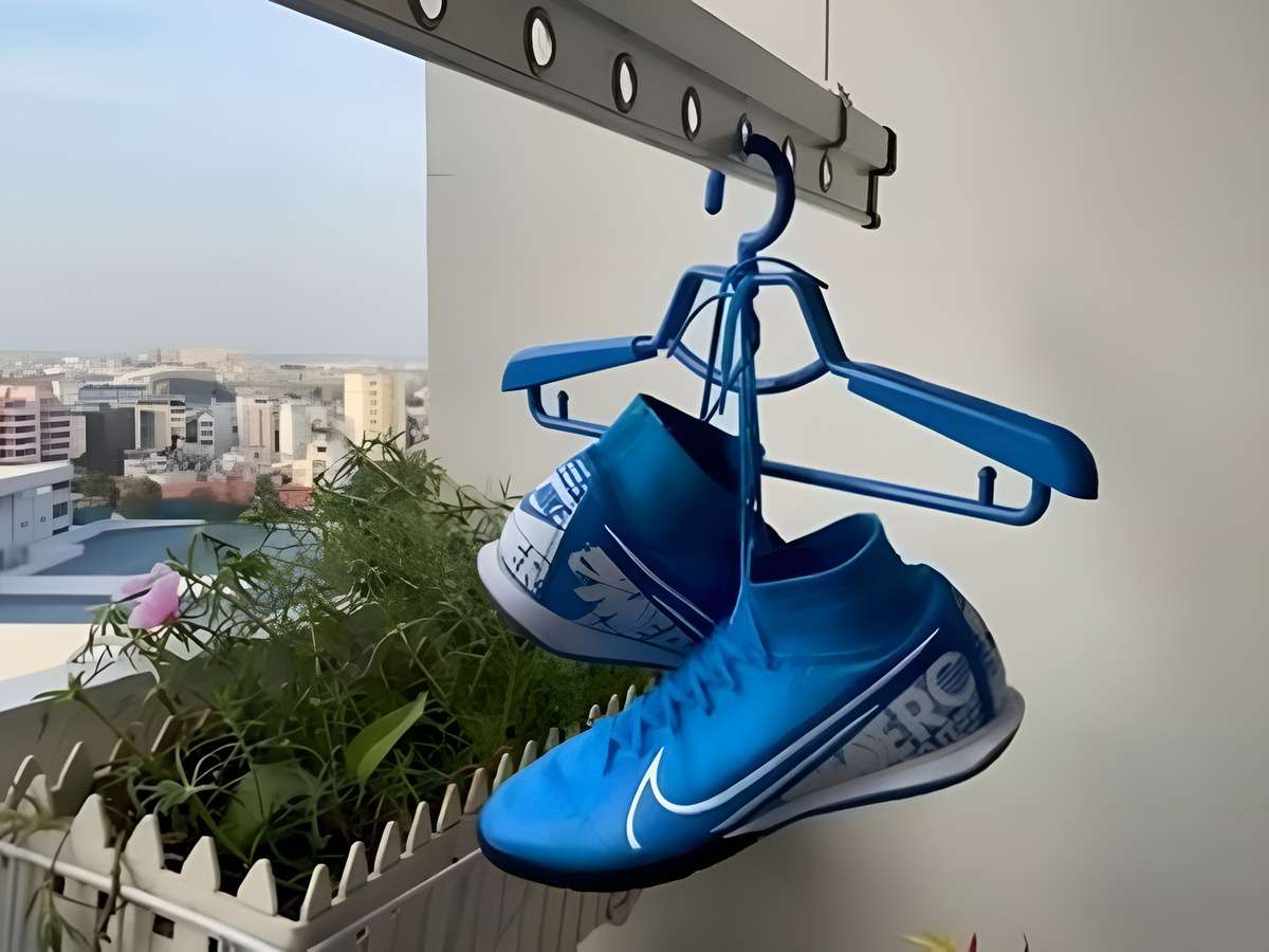 Phơi khô và bảo quản giày đá bóng đúng cách