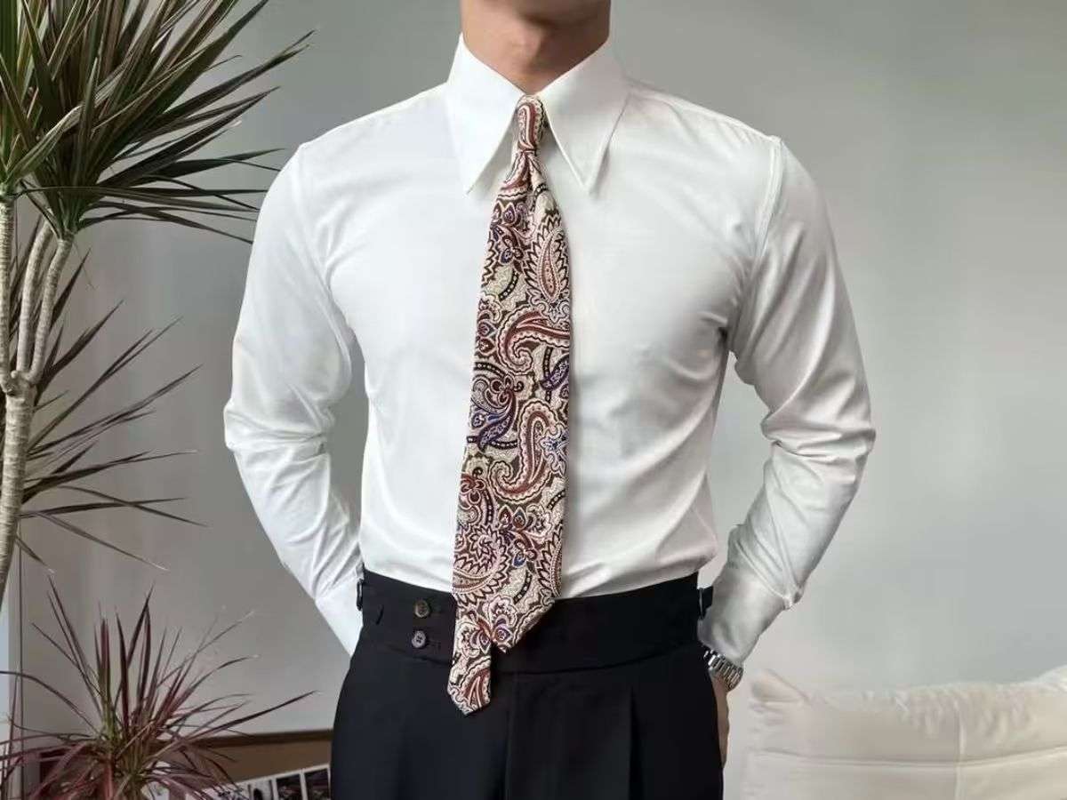 Áo sơ mi cổ Đức có khoảng cách giữa hai đầu lá cổ hẹp hơn, tạo vẻ sắc sảo