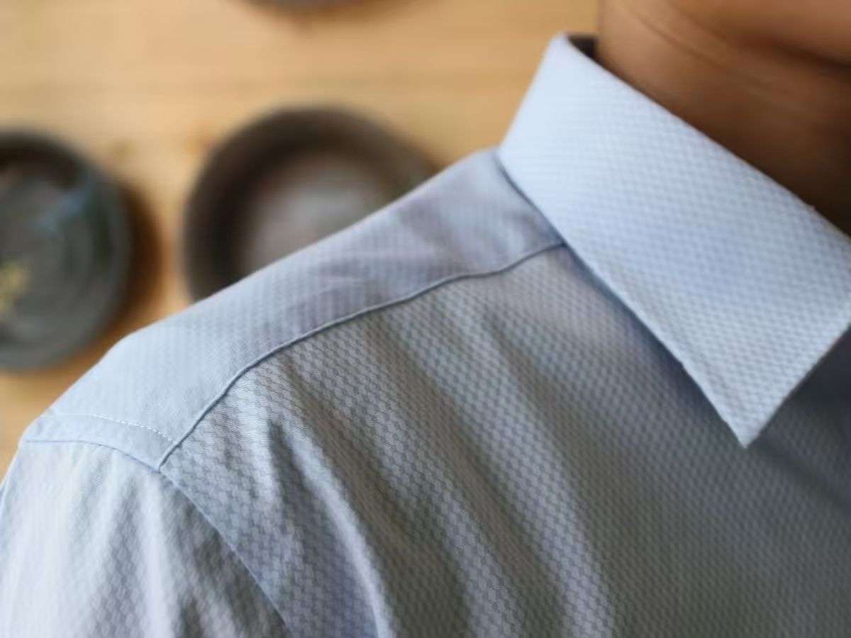 Đường may vai nằm ngay trên khớp vai