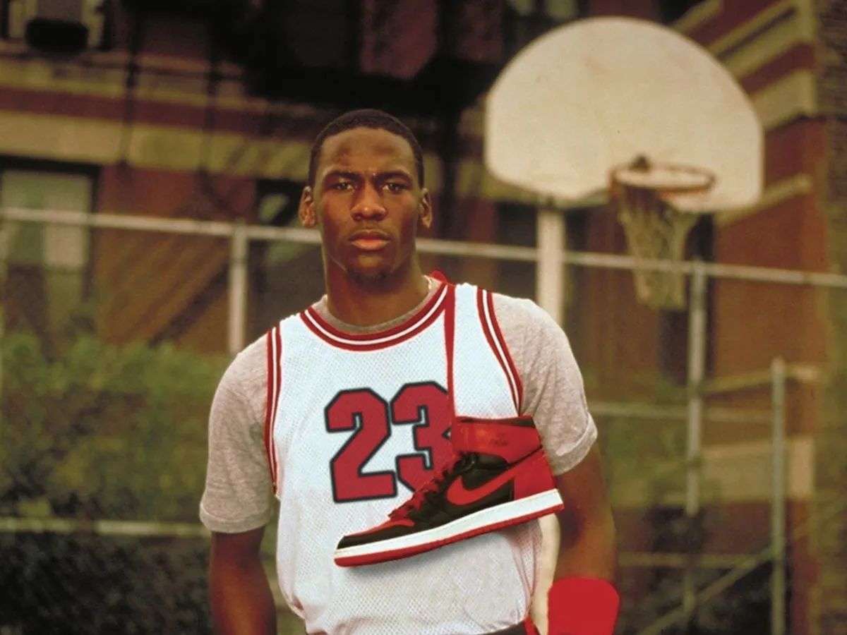 Michael Jordan cùng mẫu giày bóng rổ Air Jordan 12 trong trận "Flu Game"