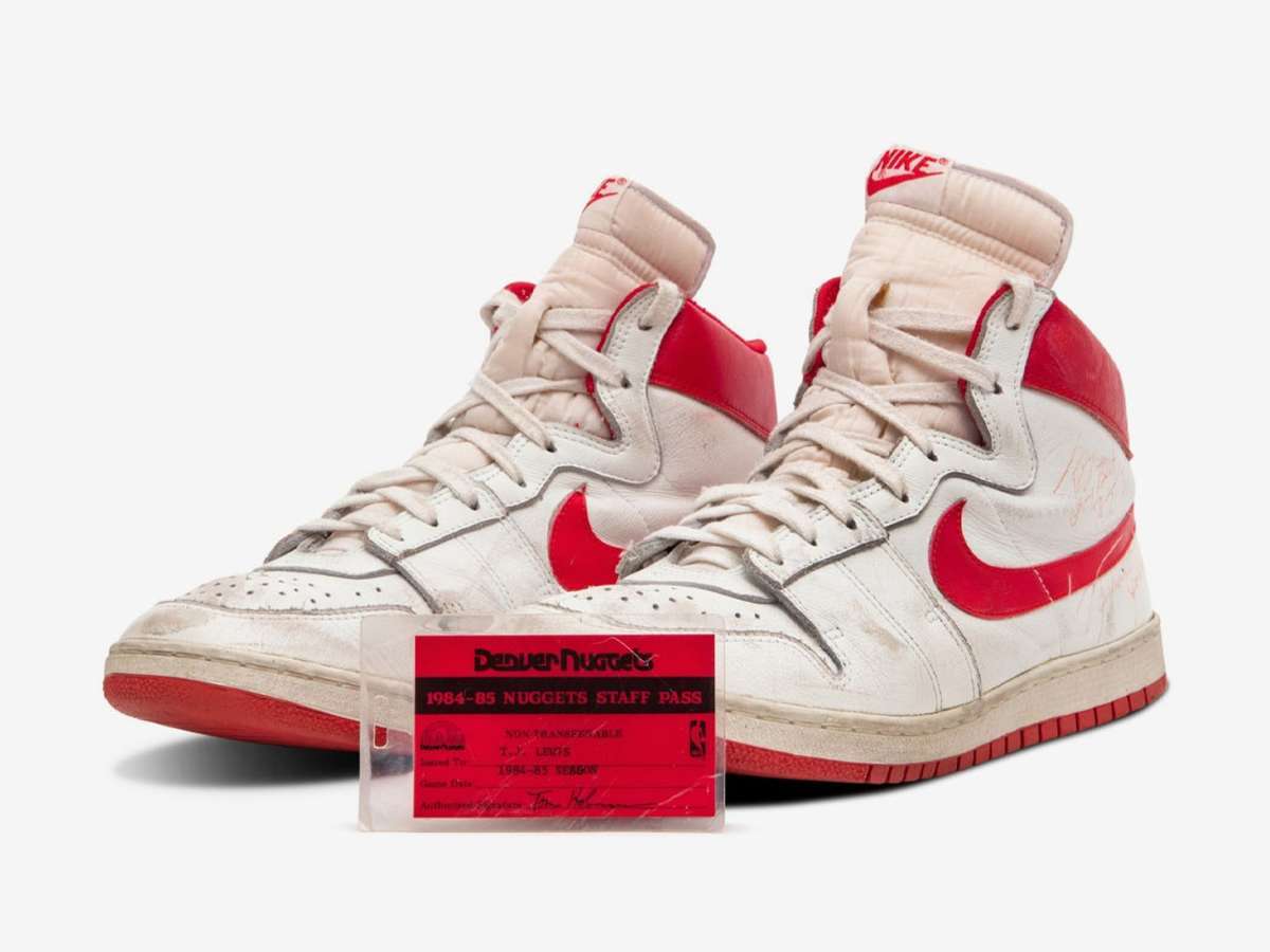 Đôi giày của huyền thoại bóng rổ Michael Jordan