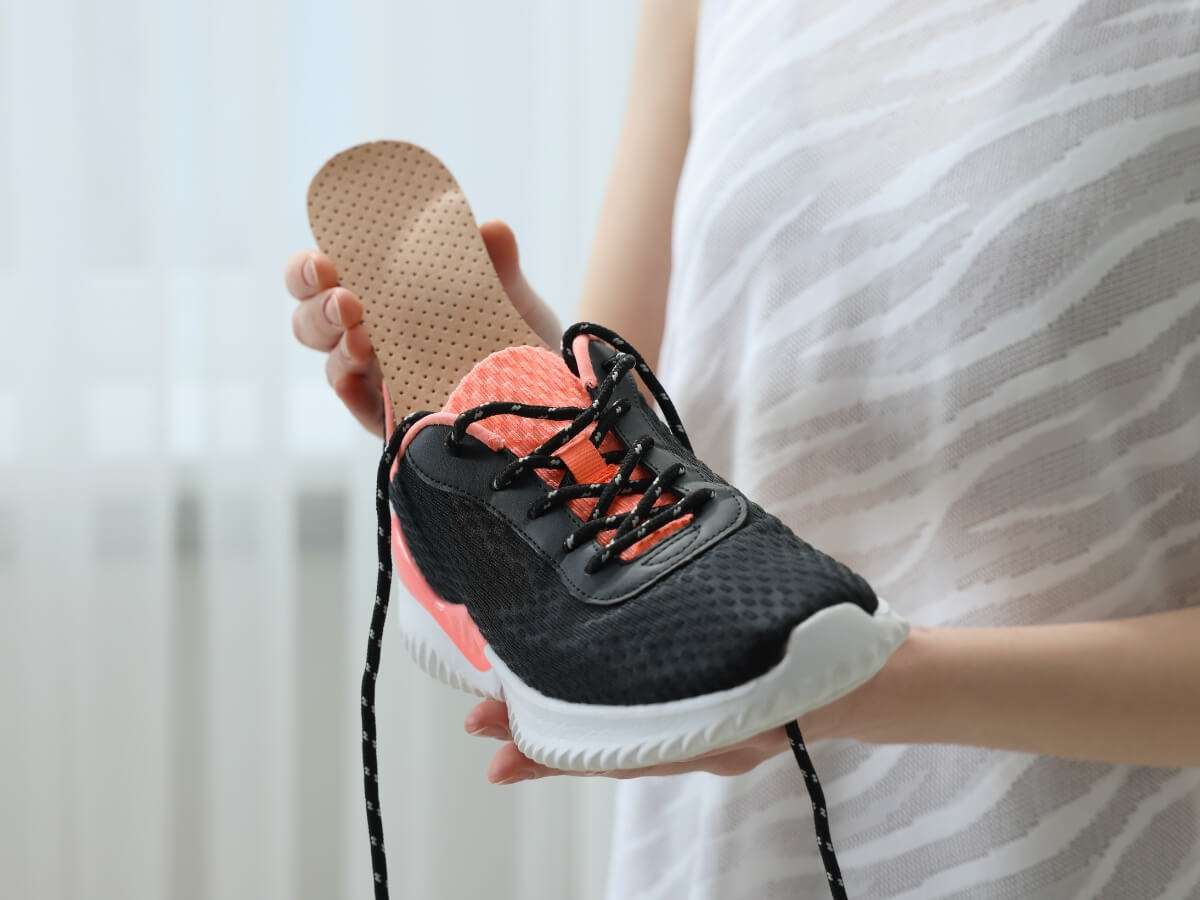 Tháo lót giày tạm thời 