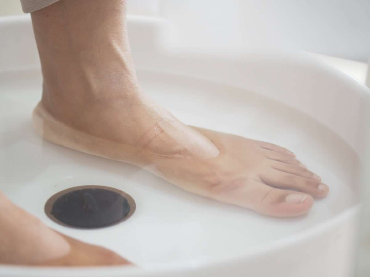 Ngâm chân với nước ấm sau khi thi đấu