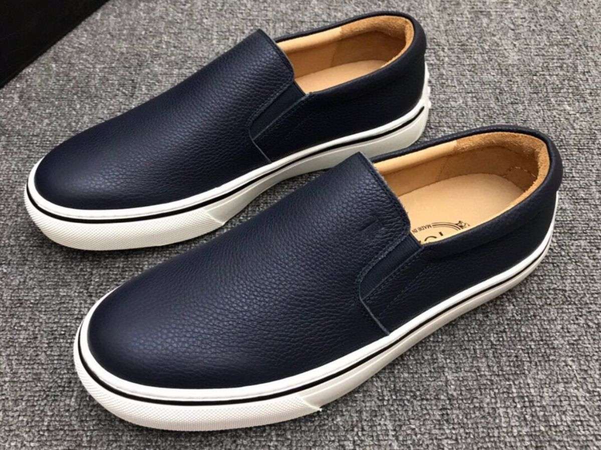 Giày slip on không cần xỏ dây, chỉ cần mang vào chân để đi