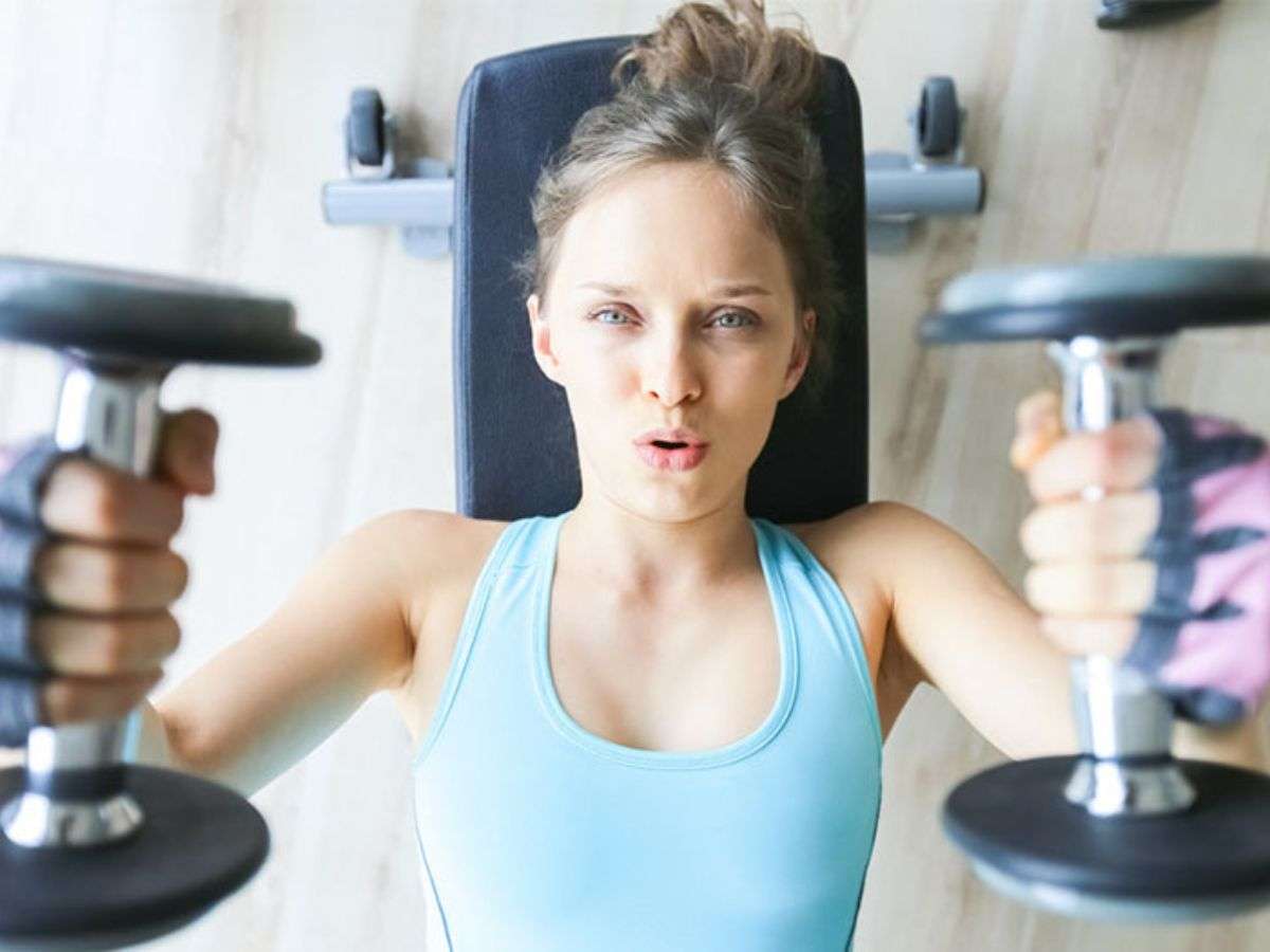 Hít thở đúng cách khi tập gym giúp cung cấp đủ oxy, tăng hiệu suất và ngăn ngừa chóng mặt, mất sức