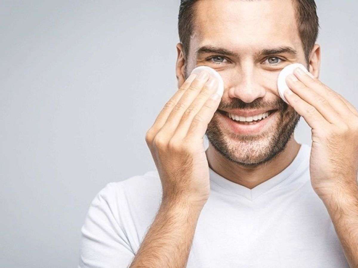 Nên tẩy trang trước khi đến các bước thoa kem