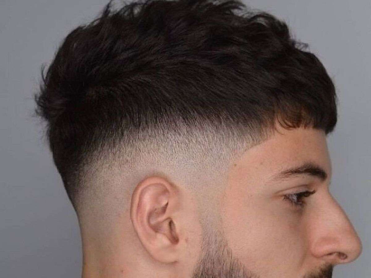 Crop Fade là sự pha trộn giữa phần mái Crop và kỹ thuật cạo mờ dần (fade) ở hai bên