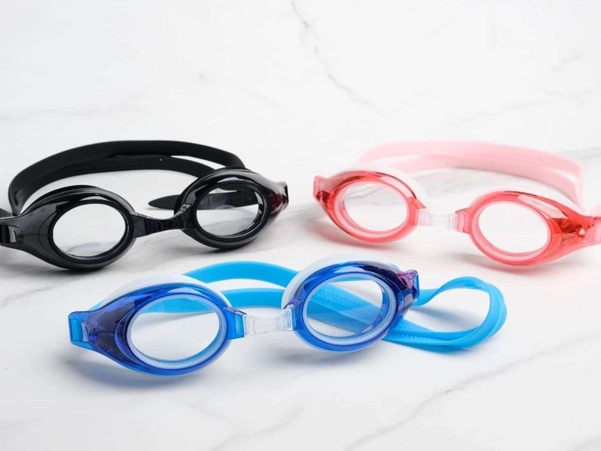 Chọn kính ôm sát, đệm mềm để tránh nước lọt vào và gây khó chịu
