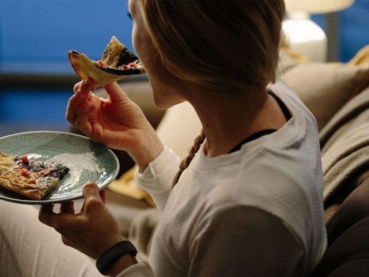 Ăn tối sớm và tránh ăn vặt giúp giảm tích mỡ bụng hiệu quả