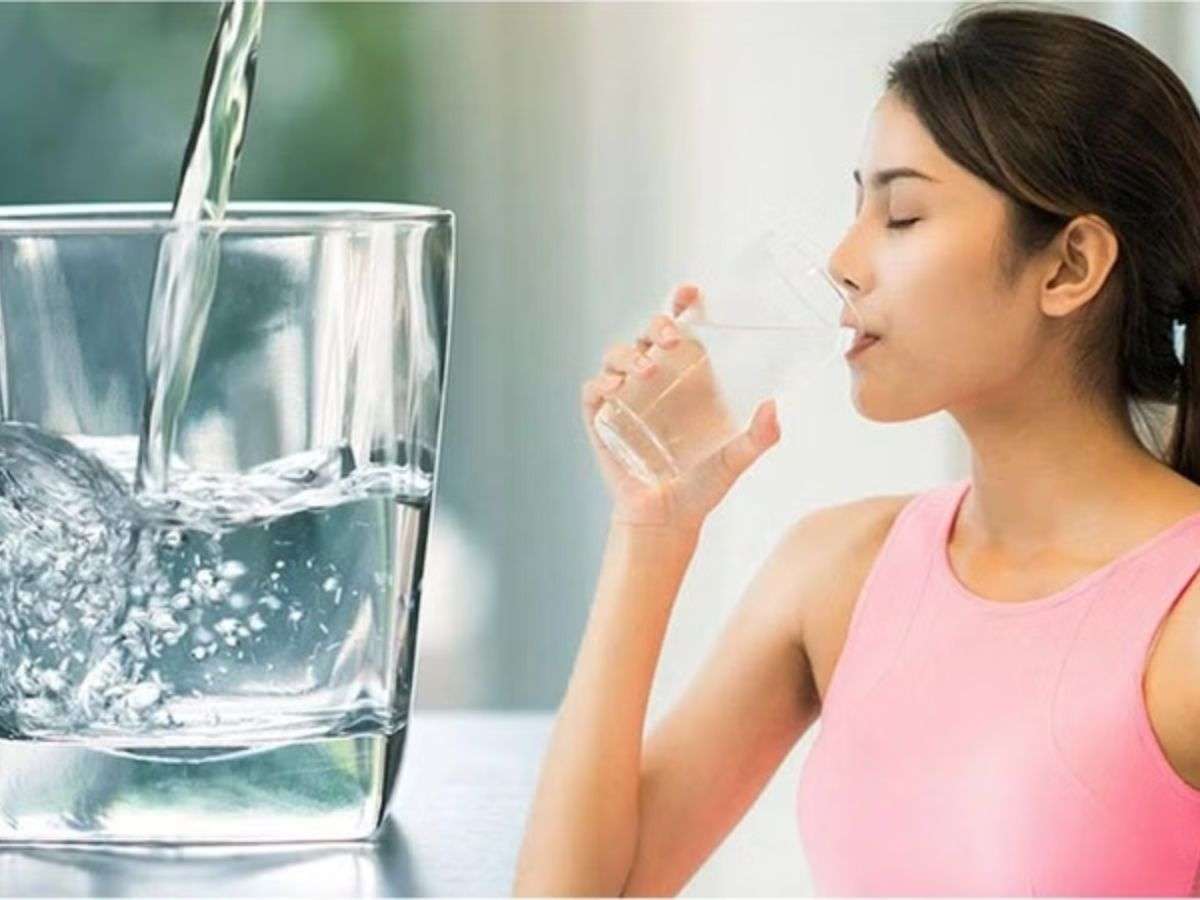 Uống 1,5–2 lít nước/ngày giúp trao đổi chất, giảm đói và ngăn phình bụng