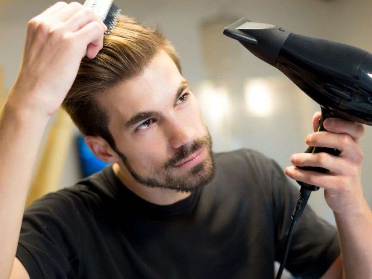 Làm xoăn bằng máy sấy tóc và lược