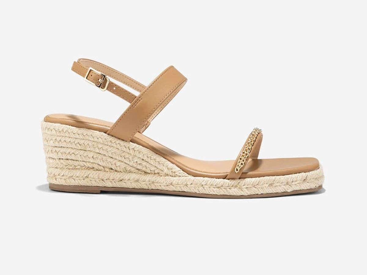 Sandal đế xuồng giúp bạn dễ di chuyển hơn