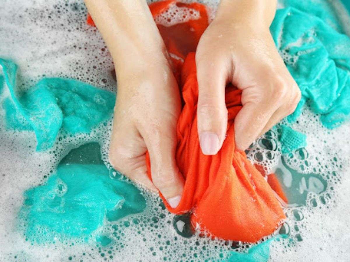 Một số lưu ý trước khi giặt quần áo vải polyester