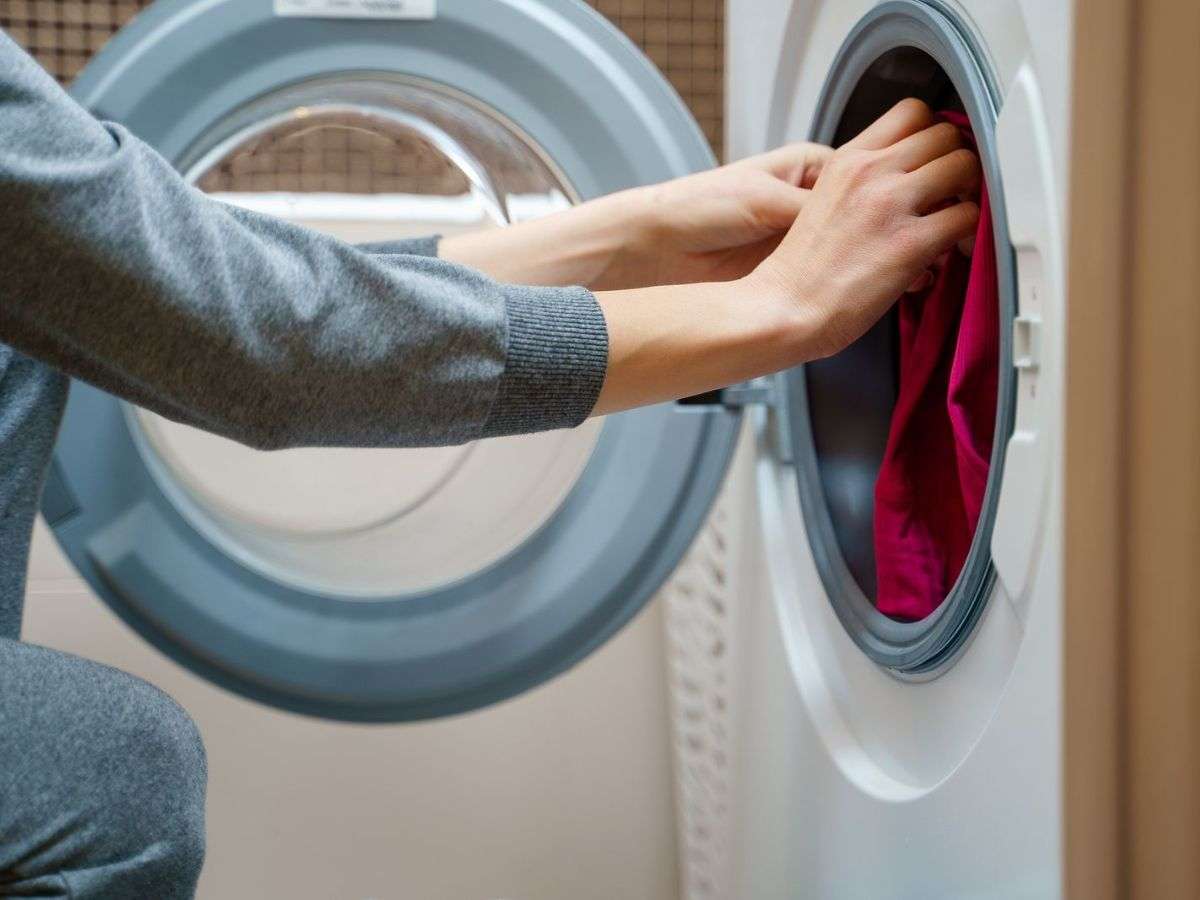 Các bước giặt quần áo vải polyester bằng máy để quần áo luôn bền đẹp