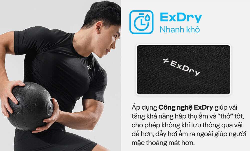 Người mẫu nam mặc áo thun ExDry màu đen, tập luyện với bóng