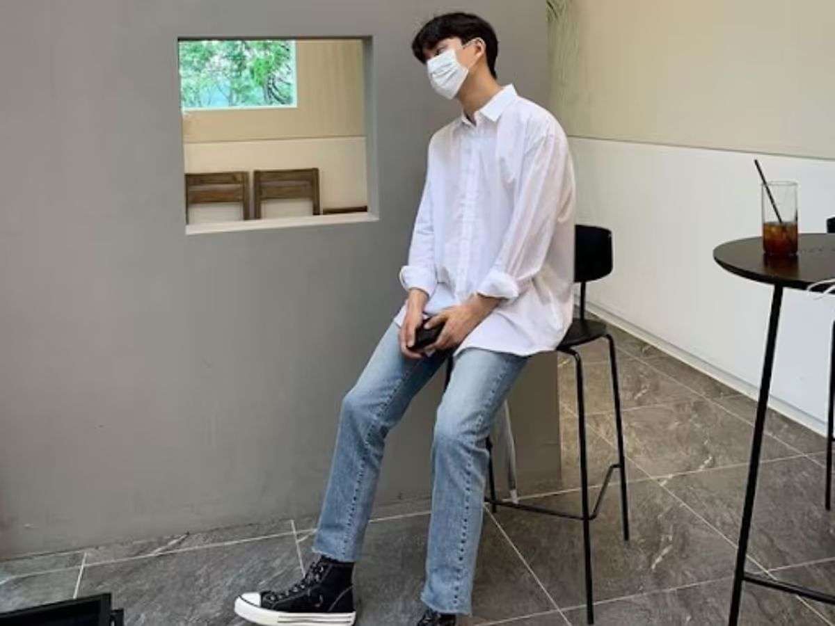 Phối đồ với áo sơ mi trắng tay ngắn nam với quần Jeans rách