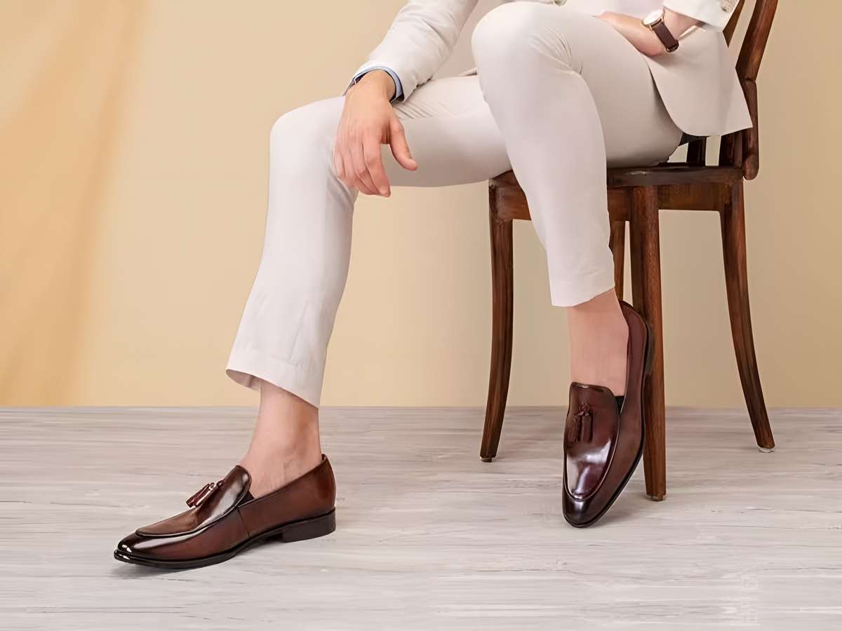Khi phối đồ bạn cần đảm bảo nguyên tắc lựa chọn màu sắc giày tương quan với màu sắc của quần áo