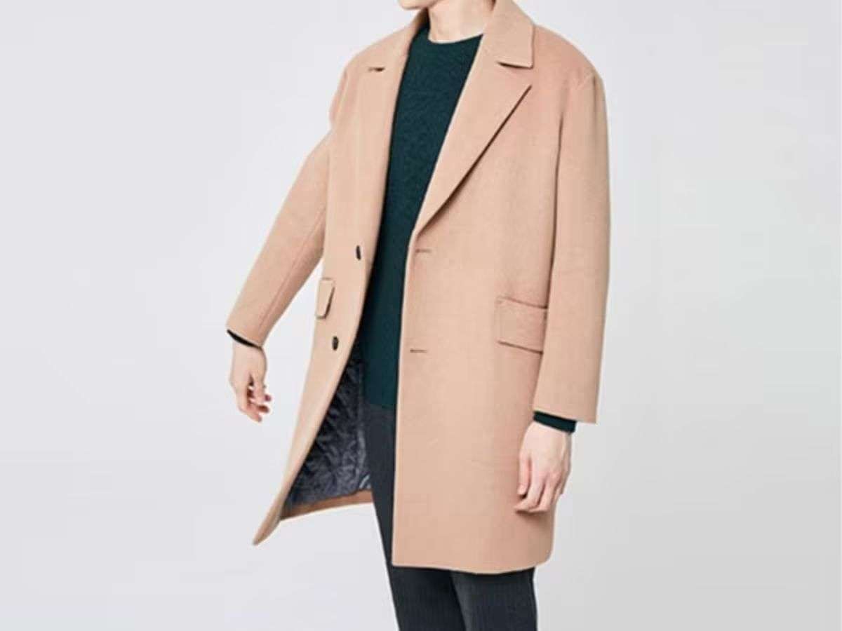Sơ mi trắng và áo mangto màu Camel