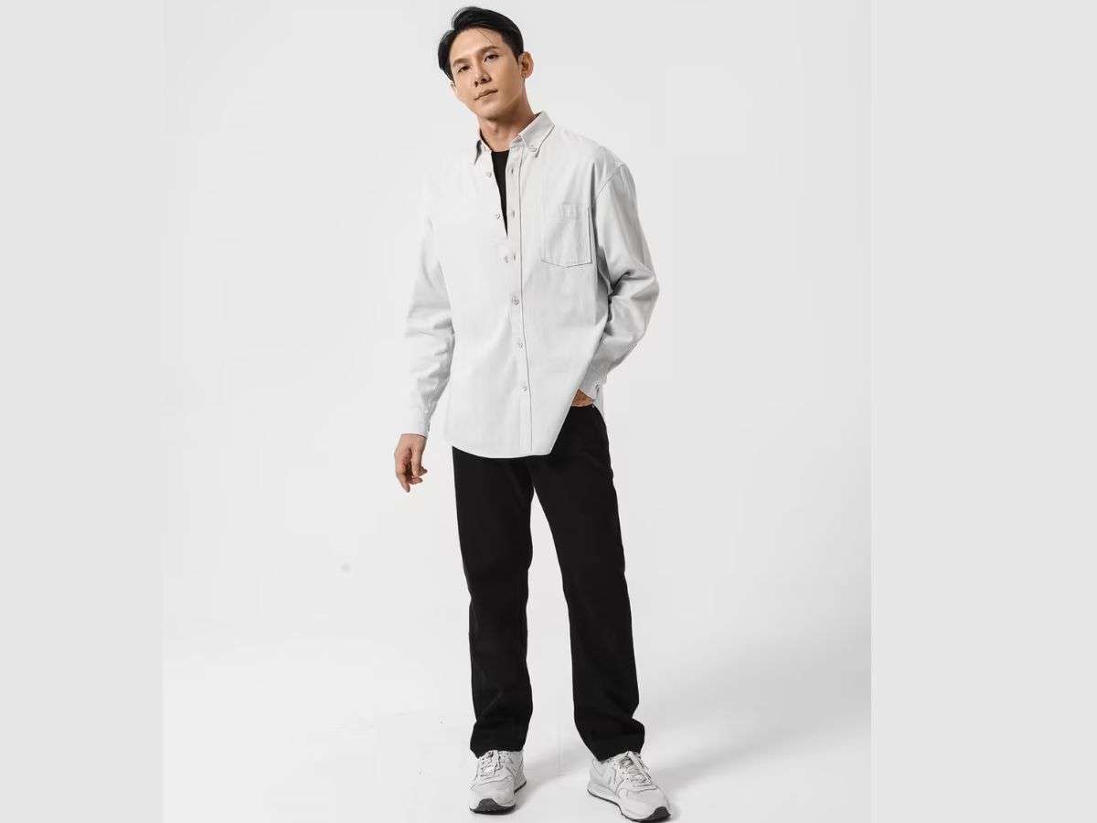 Phối áo khoác ngoài áo thun trơn, kết hợp cùng quần jeans