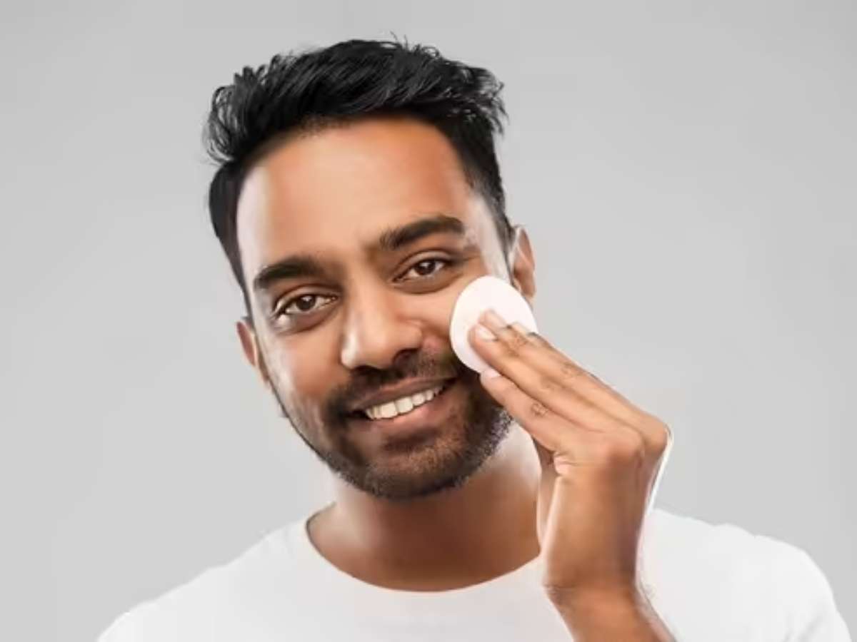 Tẩy trang rất quan trọng trong việc skincare cho nam giới 