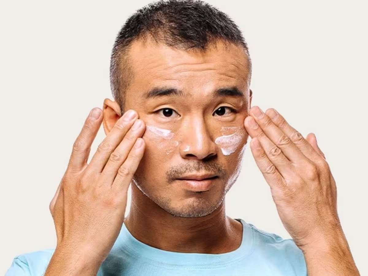 Thường xuyên cấp ẩm cho da vào sáng tối 