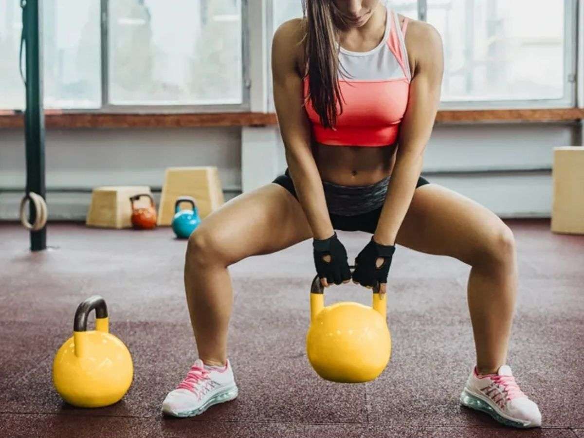 Squat giúp tăng sức mạnh thân dưới và cải thiện khả năng vận động hàng ngày
