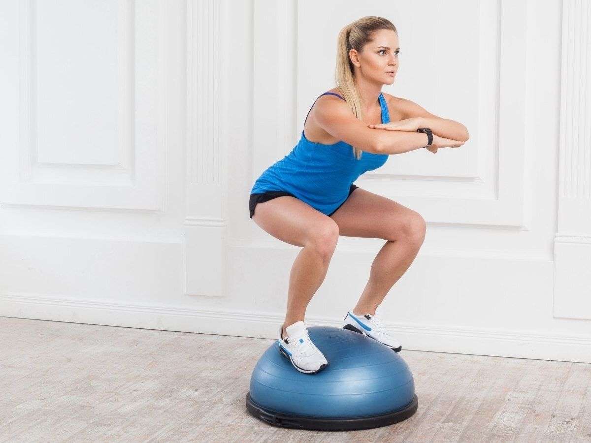 Squat kích hoạt cơ lõi để giữ ổn định thân trên, hỗ trợ thăng bằng và tư thế