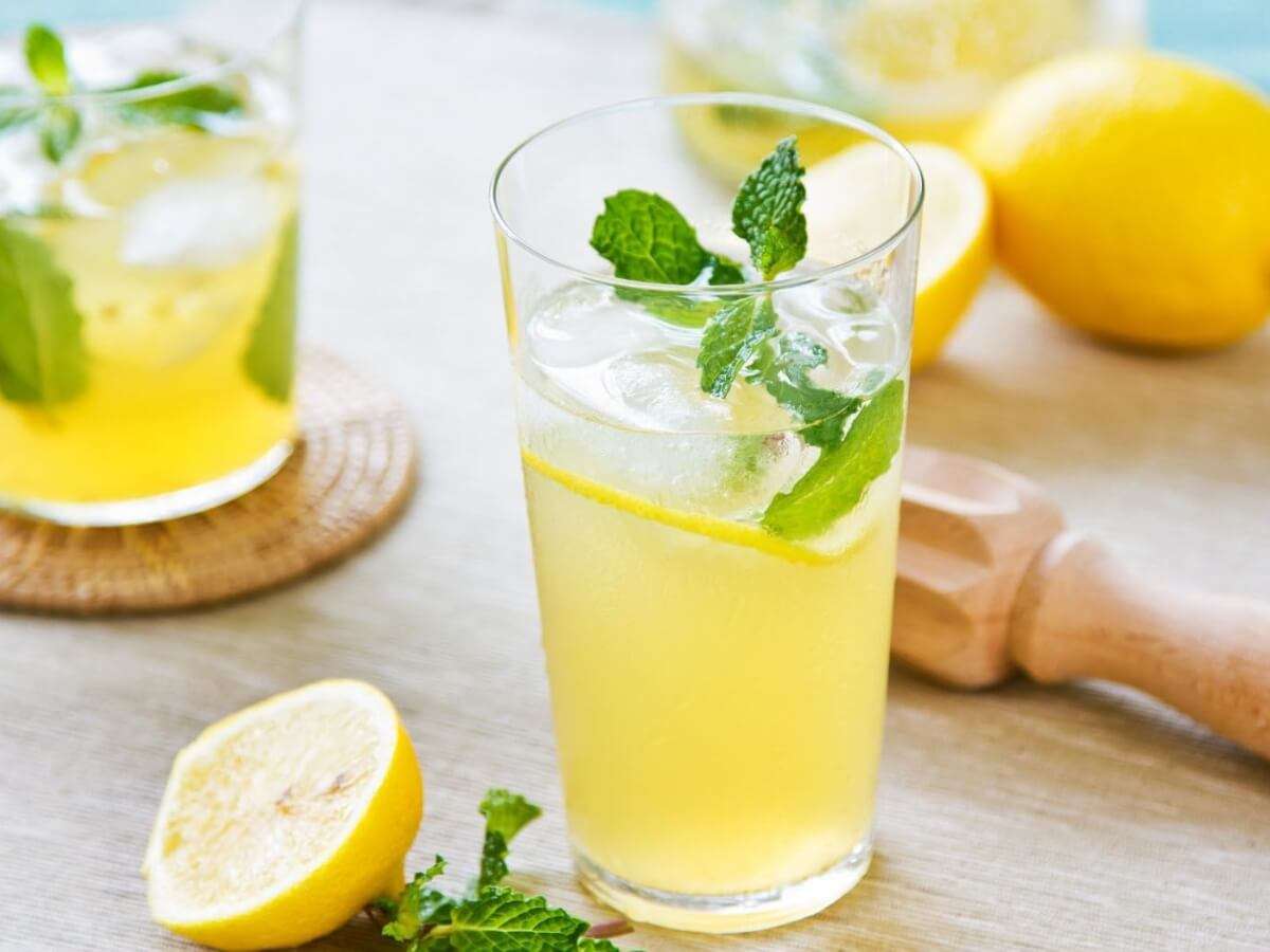 Nước chanh muối bù điện giải nhanh, ngừa chuột rút, thích hợp khi tập nặng hoặc trời nóng