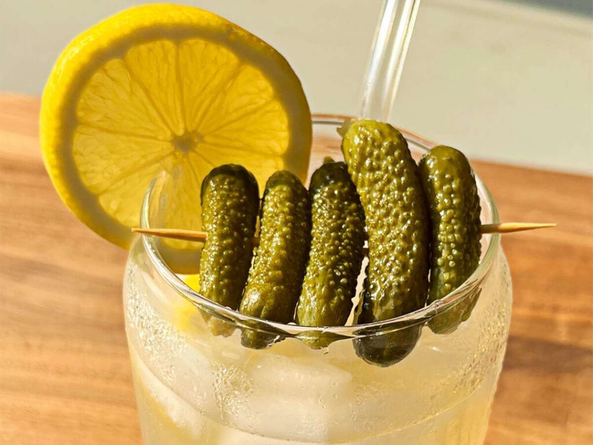 Pickle juice giàu natri, hỗ trợ giảm chuột rút và bổ sung điện giải nhanh cho vận động viên sức bền