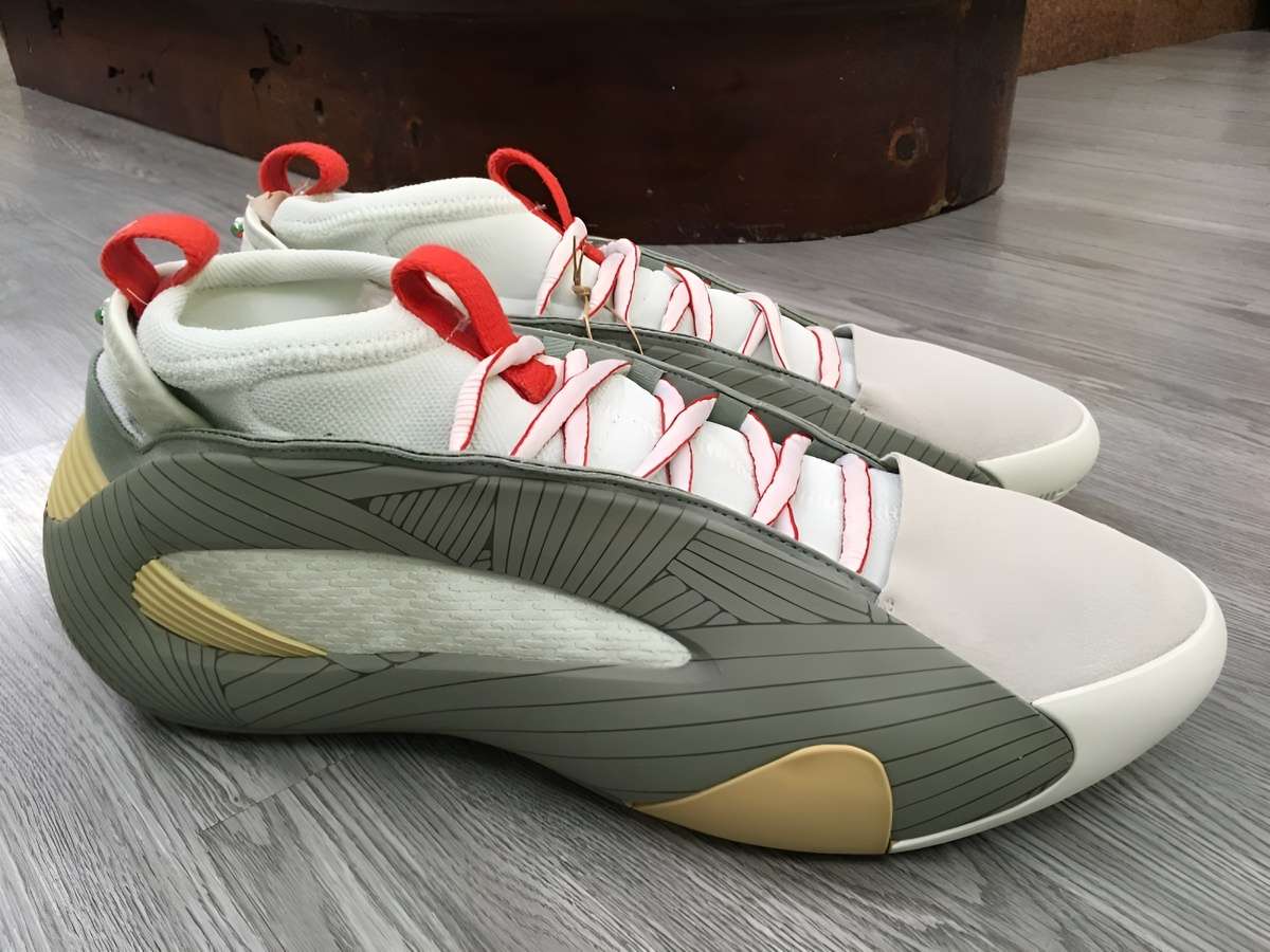 Dành cho những bạn nữ có lối chơi mạnh mẽ, Adidas Harden Vol. 8 là một pháo đài bảo vệ đôi chân