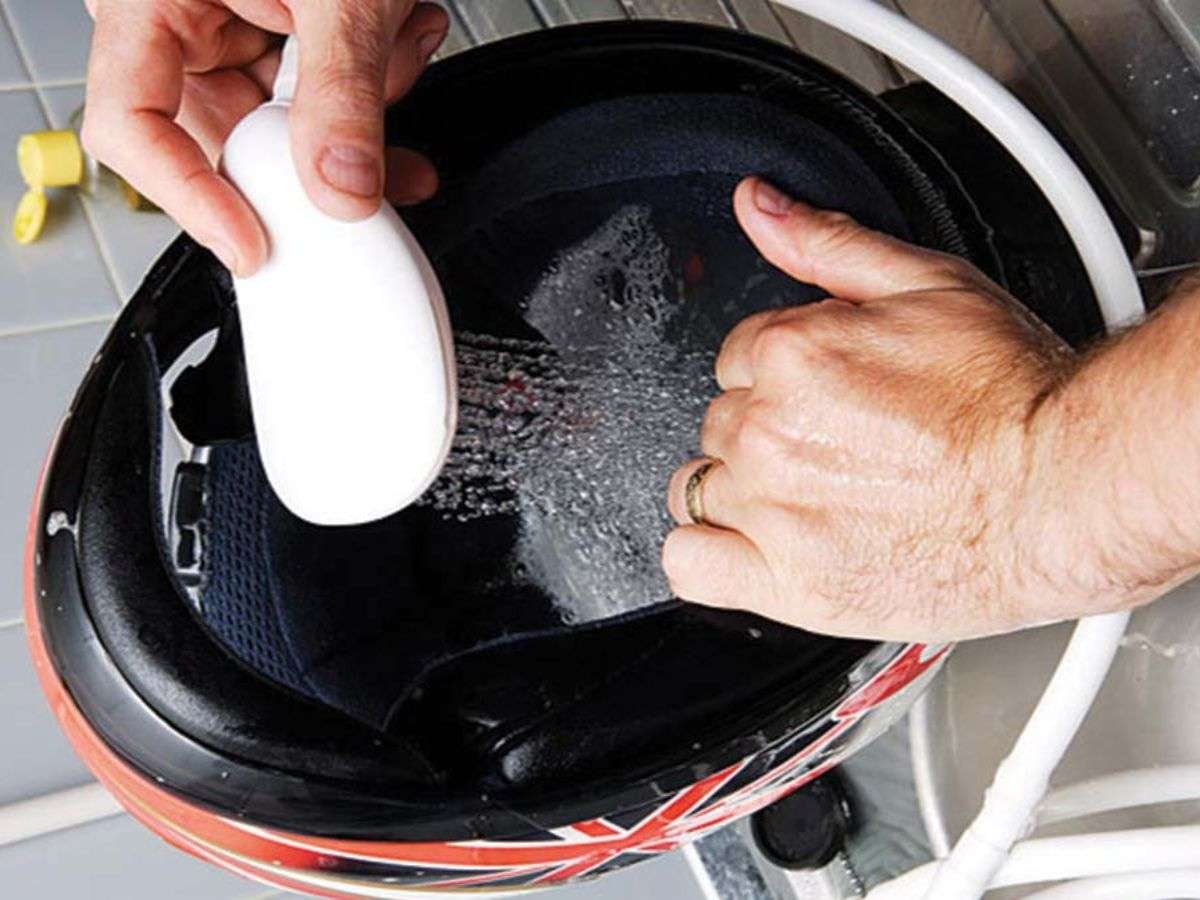Vệ sinh mũ bảo hiểm đạp xe để mũ luôn sạch và bền