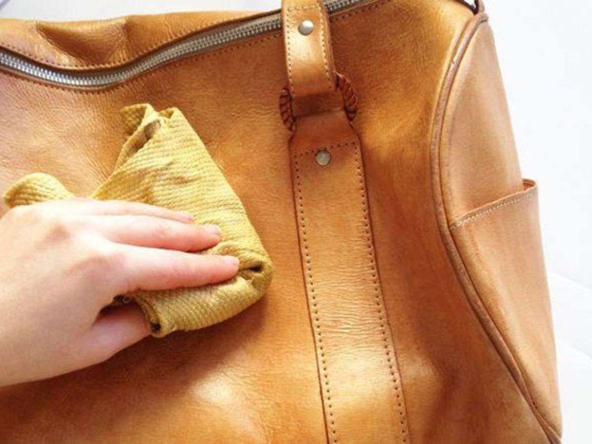 Dùng khăn ẩm để lau túi cẩn thận