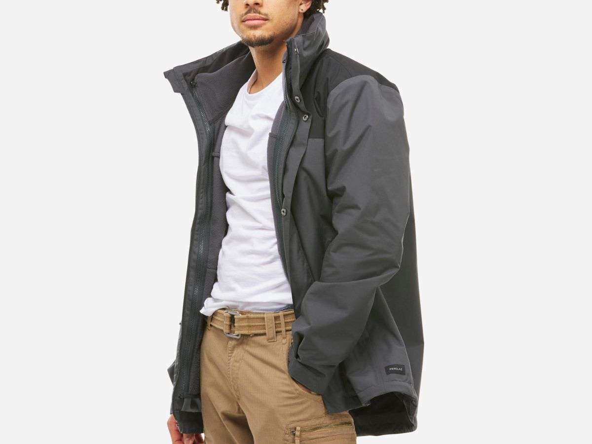 Outfit mùa mưa với áo khoác đi mưa và áo phông