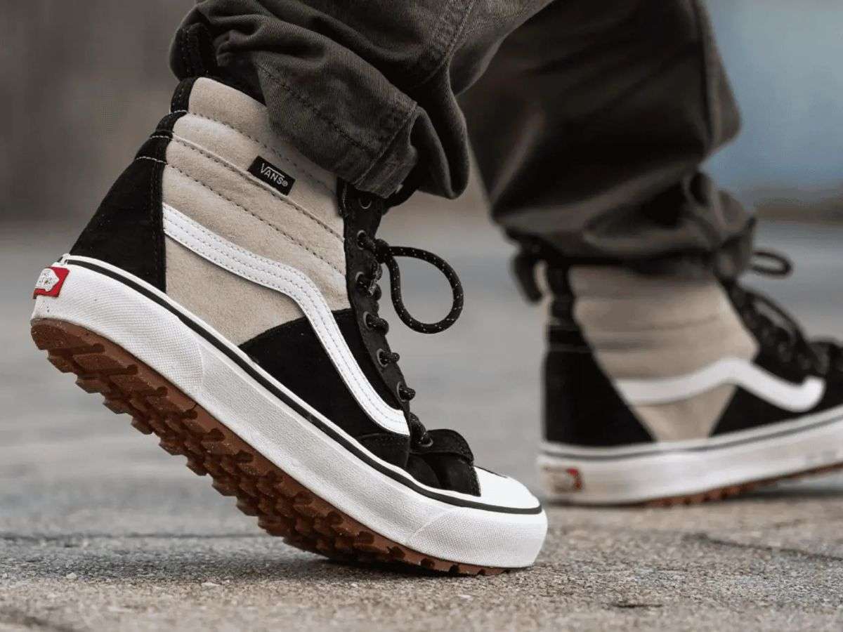Sneaker chống nước là phụ kiện lý tưởng nhất cho những ngày mưa