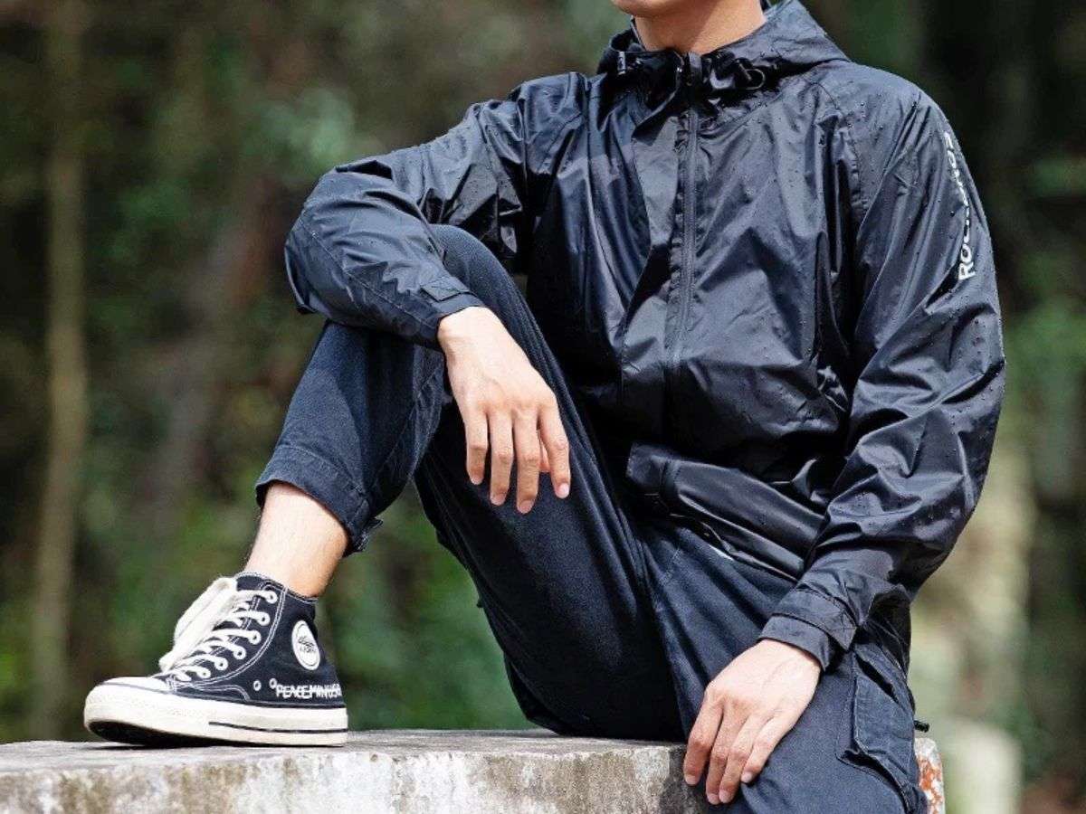 Áo khoác đi mưa, áo thun, quần jean và giày sneaker năng động