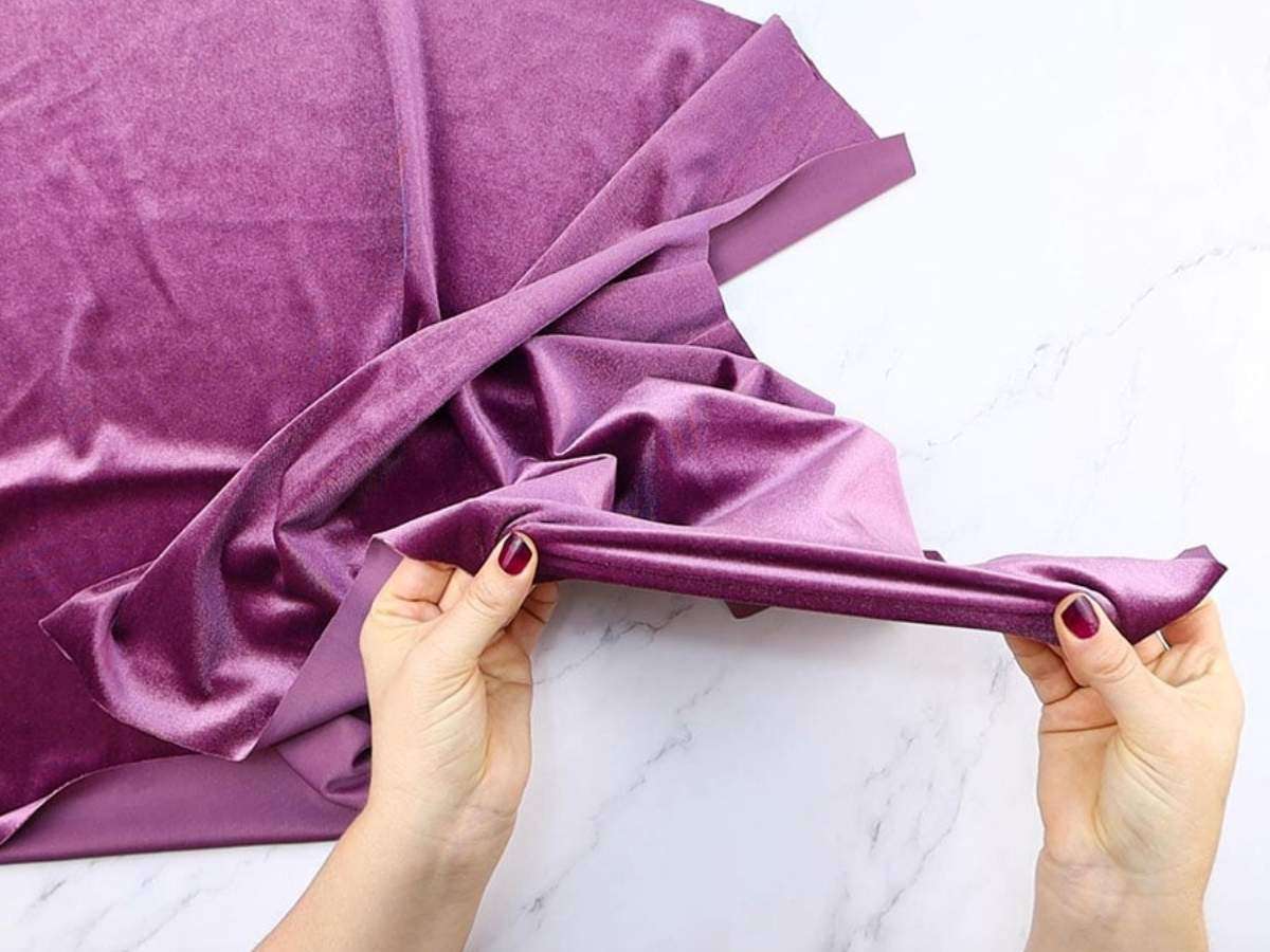 Vải co giãn 4 chiều (four-way stretch fabric) là loại vải có khả năng đàn hồi theo cả 4 hướng: ngang, dọc và chéo