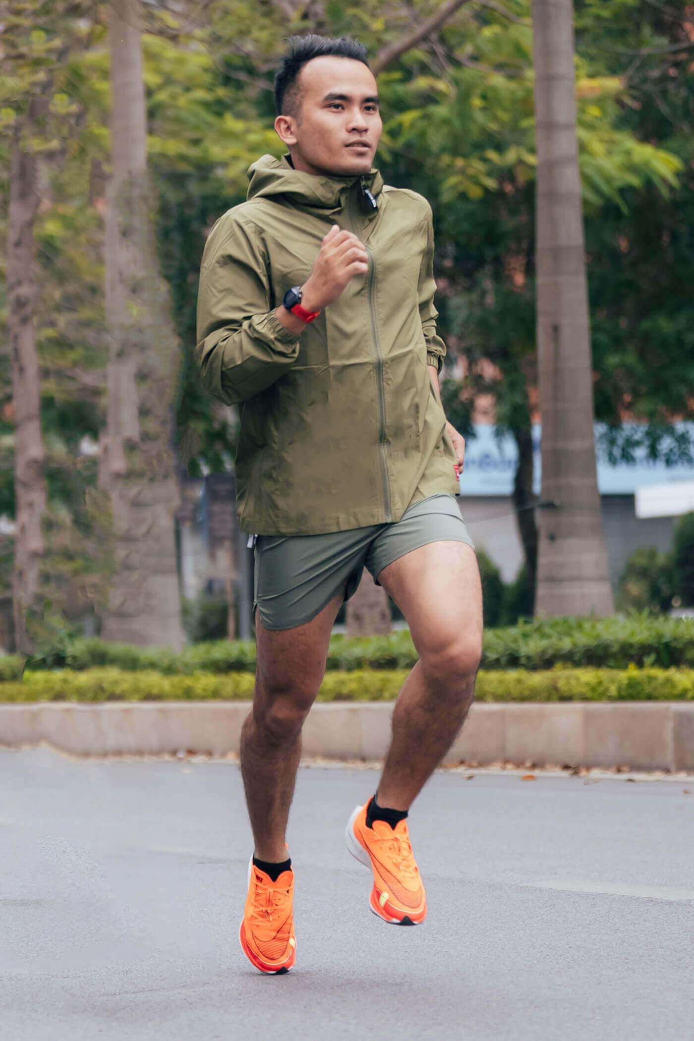 Vận động viên chạy bộ đường dài với trang phục Coolmate