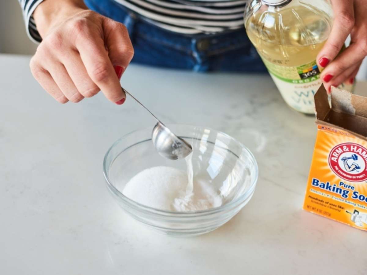 Vệ sinh bên trong găng tay bằng bột baking soda